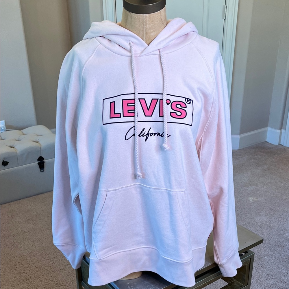 NWT Levi’s Graphic Baby Pink Hoodie in Large🫶🏼